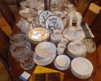 Dish set, Franklin Collector Plates of Birds, Crystal and Cut Glassware