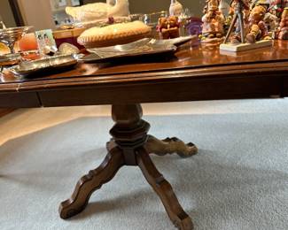 Drexel dining table (side view)