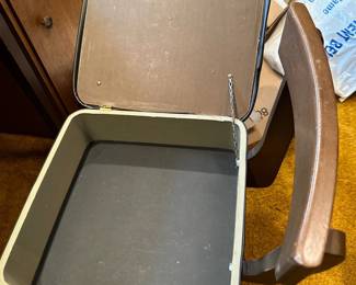 Chair with storage (open)