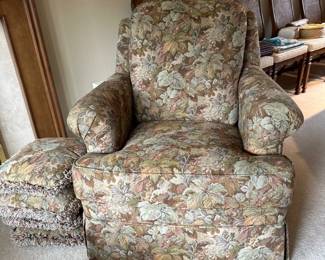 Accent chair & decorative pillows