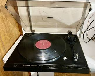 Pioneer turntable PL-600