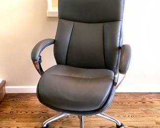 GRLI202 Icomfort Workpro Office Chair Dark grey office chair with back and height adjustments. Does have lumbar support.&nbsp;
