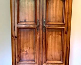 GRLI228 Thomasville Armoire Made by Thomasville Furniture, 2 large cabinet doors that open up to a couple shelves and 3 cubbies and 2 pullout drawers. On the bottom there are 2 doors that open to 2 pullout drawers.&nbsp;

