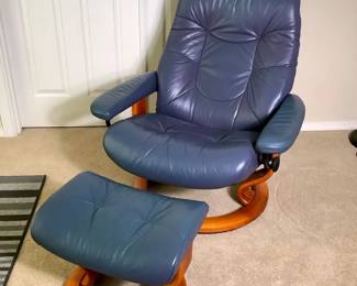GRLI247 Ekornes Stressless Blue Leather Chair Ottoman Blue leather chair with ottoman. The base of the chair does rotate.
