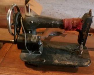 OLD SEWING MACHINE