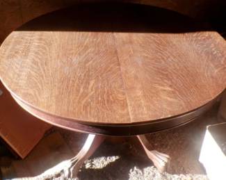 ROUND OAK TABLE