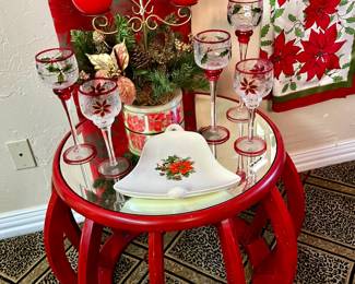 LOVE THIS RED TABLE.