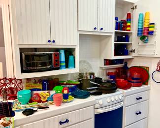 FUN GUEST KITCHEN PERFECT FOR PREPARING FOOD FOR THE KIDS!