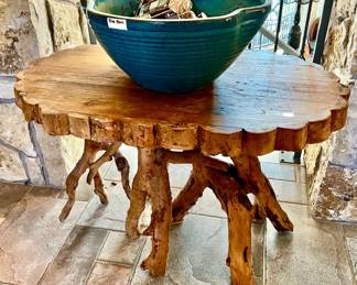 LOVE THIS RUSTIC TABLE WITH LARGE BLUE BOWL/POT.