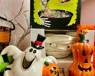 CHECK OUT THE ANIMATED SKELETON CANDY BOWL!