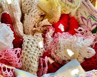 VINTAGE DOILIES AND HAND TOWELS.