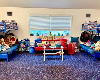 HUGE GAMEROOM, BUNKBEDS, FUTTONS!