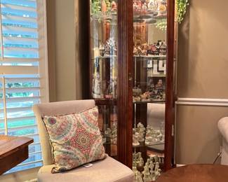 LIGHT MIRRORED CURIO CABINET