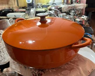 LARGE ENAMELED CAST IRON DUTCH OVEN