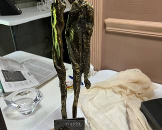 Yanni statue “Adam and Eve”