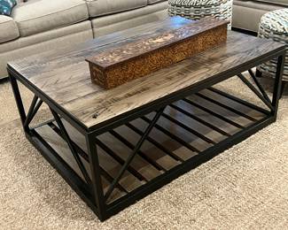 Aspen style coffee table 44“ x 31“
