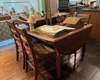 WONDERFUL ANTIQUE OAK DROPLEAF TABLE WITH 4 CHAIRS