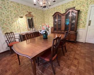 TABLE WITH EXTRA LEAF AND PADS