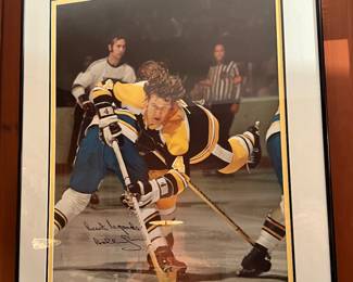 LARGE AUTOGRAPHED PHOTO OF BOBBY ORR 
