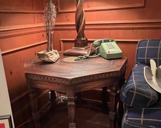 UNUSUAL VINTAGE ROMWEBER OCTAGONAL END TABLE AND WONDERFUL VINTAGE ROM WEBER LAMP