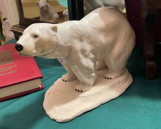 FINE CHINA POLAR BEAR FIGURE