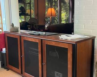 55" SONY BRAVIA, BOSE SYSTEM AND HANDSOME CONSOLE