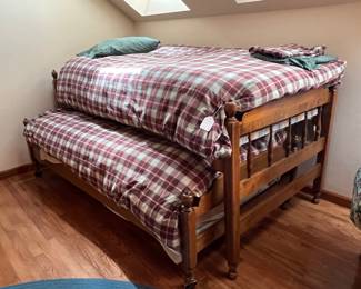 TRUNDLE BED