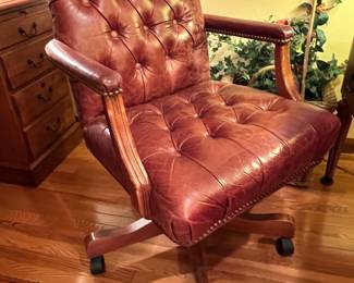 Tufted leather executive chair