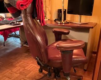 Fully adjustable leather executive chair