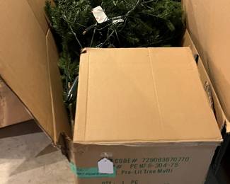 CHRISTMAS TREE-PRELIT