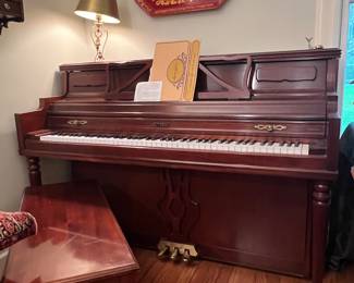 WONDERFUL UPRIGHT PIANO BY KIMBALL "DESIGNERS COLLECTION