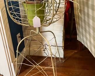 WIRE PLANT STAND