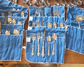 Stainless flatware set