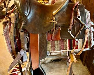 Translation is as follows:
MO Dirickson
Border crease like Noble's
Lee Robinson tree 14"
13" special low swell, no. 8 iron horn 2 1/2" cap
3" Schweitzer Special cantle, little more sloping than regular
Square skirts, round corners-27x14
Bell fenders, rawhide covered horn and cantle Strap rigging
Stirrups 1 1/2" leather covered
M.O.D. On back of cantle
8 strings, side and front jockeys in one piece
Melvin Dirickson's brother L. H. aka Dick, ака Hazel, and possibly the last saddle made for another brother; Noble, aka Wishy.
The saddle may not have been completed until late 1939, or possibly even early 1940. It was made for Melvin Dirickson.
