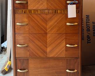 4-Drawer Chest of Drawers.