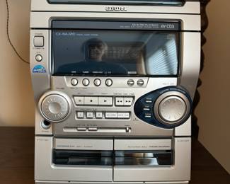 AIWA CX-NAJ20 Digital Audio System with Speakers.