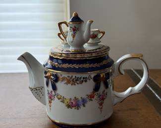 Derby Teapot with Tea Service Decorative Lid. Photo 1 of 2.