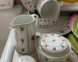 BLOCk SPOL Portugal: Spring Fields Pattern. Pieces Include: Set of 8 Dinners, Set of 8 bowls, Covered Casserole, Large Serving Bowl, Small Serving Bowl &
Platter.