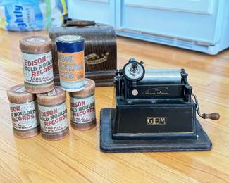 Thomas Edison 1907 Standard Phonograph Model C & Wax Cylinders. Photo 2 of 3.