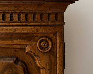 Vintage Drexel Heritage Server on Casters. Measures 30" W x 18" D x 30.5" H with Two Drop Leaves Measuring 15" W Each. Photo 2 of 5.