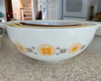 Set of Pyrex Nesting Bowls. Photo 1 of 2.