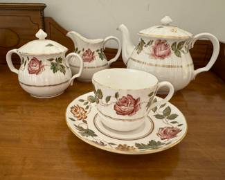 Royal Worcester - Virginia Pattern (89 Pieces), 13 Dinner Plates, 12 Salad Plates, 12 Bread & Butter Plates,
10 Cream Soups, 14 Cups & 24 Saucers, 1 Teapot & 2 Creamers. Photo 3 of 4.