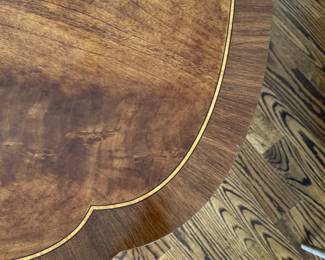 Vintage Councill Furniture Georgian-Style Mahogany Dining Table with Satinwood Banding & Scallop Corners. Photo 4 of 6.