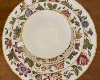 Royal Worcester - Virginia Pattern (89 Pieces), 13 Dinner Plates, 12 Salad Plates, 12 Bread & Butter Plates,
10 Cream Soups, 14 Cups & 24 Saucers, 1 Teapot & 2 Creamers. Photo 1 of 4.
- 1 Sugar