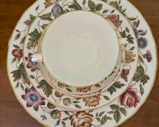 Royal Worcester - Virginia Pattern (89 Pieces), 13 Dinner Plates, 12 Salad Plates, 12 Bread & Butter Plates,
10 Cream Soups, 14 Cups & 24 Saucers, 1 Teapot & 2 Creamers. Photo 2 of 4.