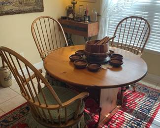 Round table with 4 chairs 