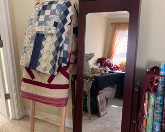 Standing jewelry case 