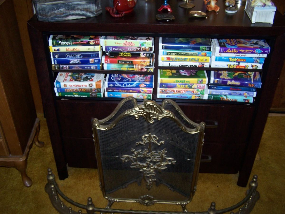 VIDEO TAPES, FIREPLACE FENDER & SCREEN