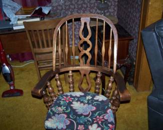 ONE OF THE 8 OAK WINDSOR-STYLE CHAIRS