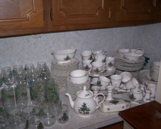 HOLIDAY CHINA SET & GLASSWARE